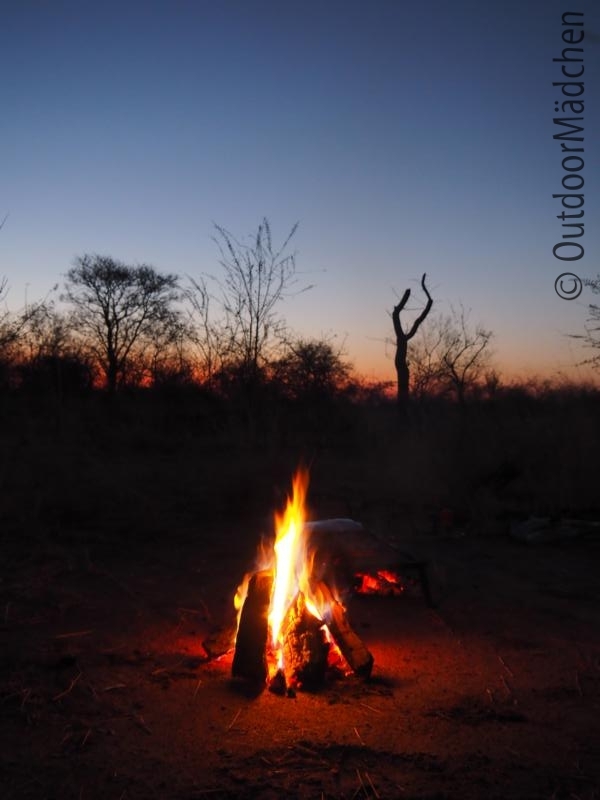 Lagerfeuer-Namibia-Kalahari-Wueste